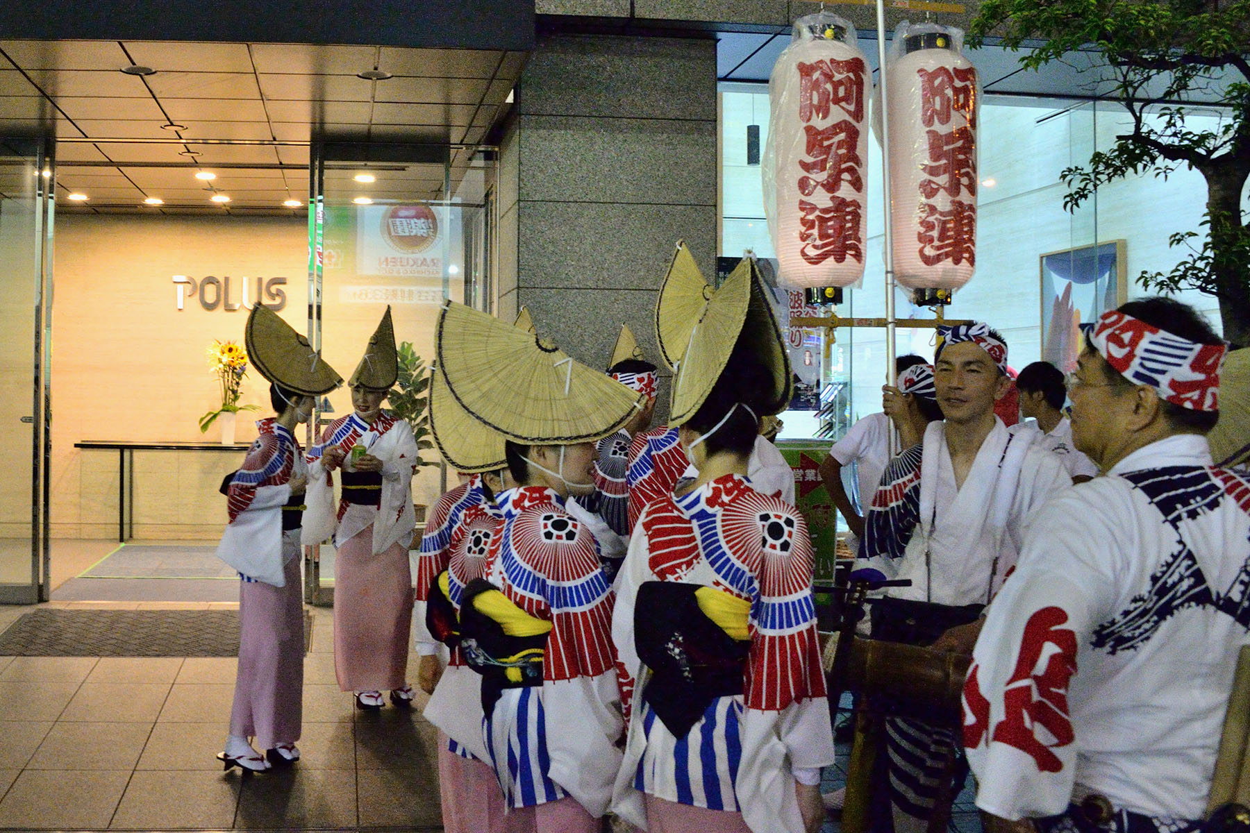 南越谷阿波踊り 南越谷駅前演舞場